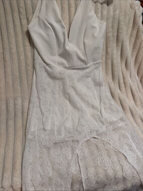 🔴 White Lace Detail V-Neck Romper Dress